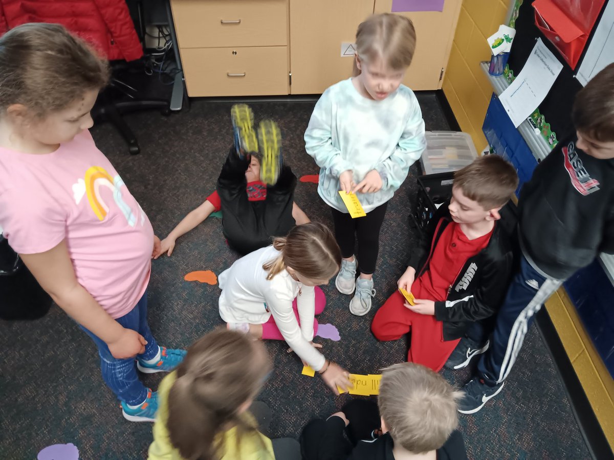 OLittleKnights's tweet photo. Look at these awesome readers! They worked together to build sentences that had meaning. I loved listening to them use sentence clues to solve problems! #OtsegoKnights https://t.co/OIrv6E1GCv