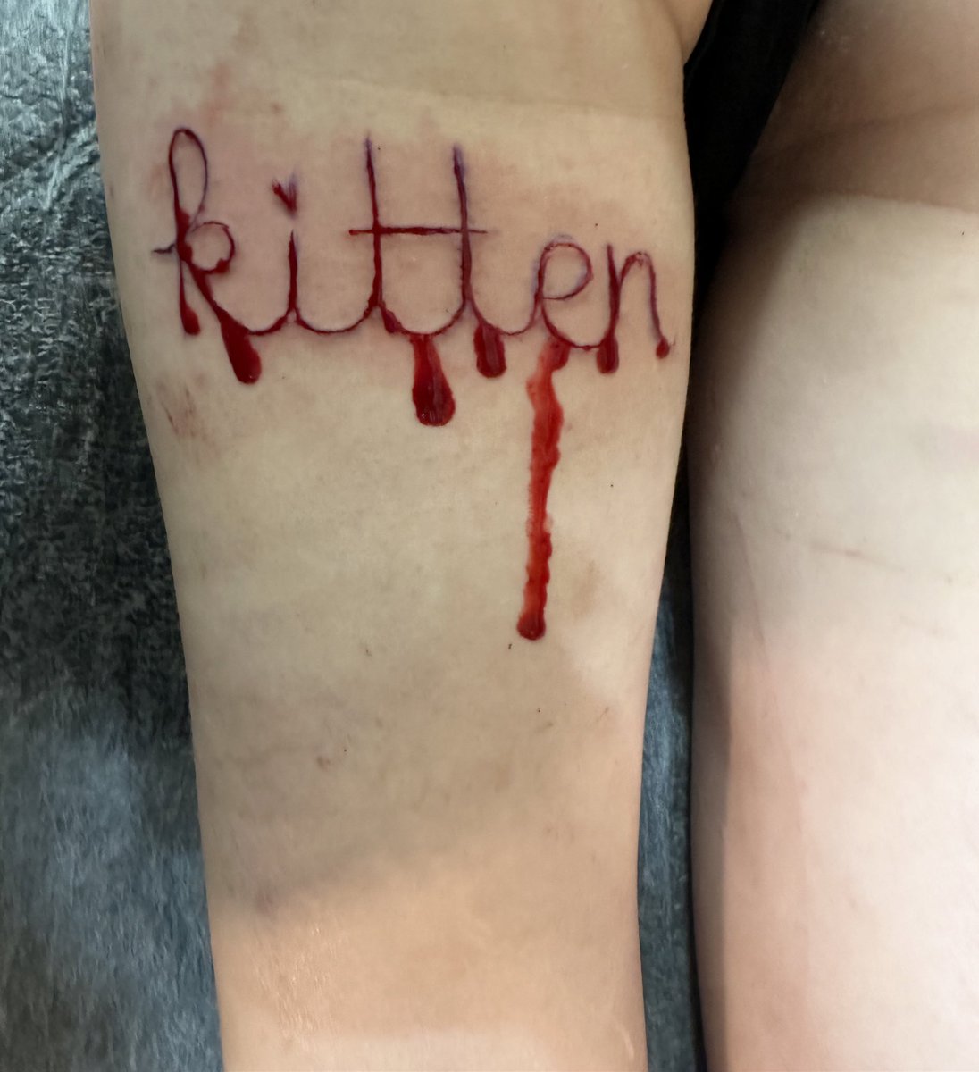 It’s been a year since @sasha_inferna gave me my kitten carving :’) forever obsessed with it and love freaking out my vanilla clients by telling them all about it 🥰♥️ gift that keeps giving