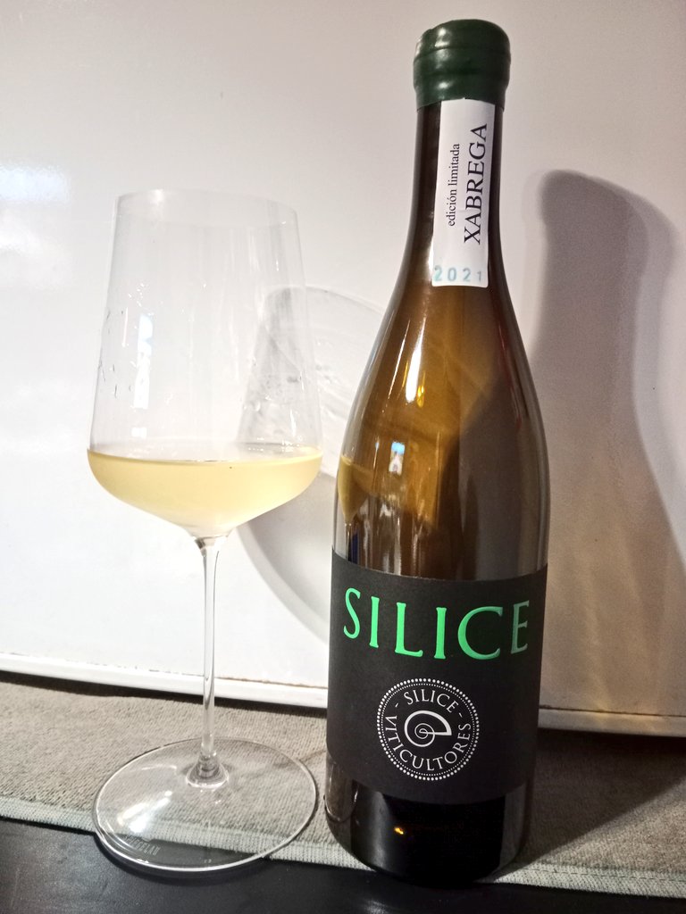 Apenas 356 botellas de esta añada 21 Xabrega, mezcla de treixadura, albariño, Blanco Lexítimo y otras. Un vino serio, complejo, profundo, de gran verticalidad y peso en boca, joven todavía y que creo tiene un gran futuro. De lo que más me ha sorprendido de Galicia últimamente!