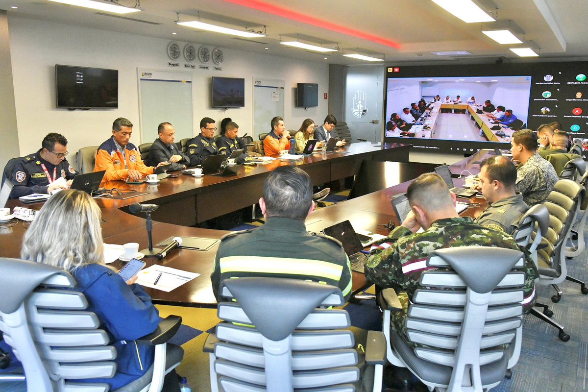 UNGRD's tweet photo. Se lleva a cabo Puesto de Mando Unificado con el director de la #UNGRD @olmedolopezm, @MinAmbienteCo @susanamuhamad, entidades del #SNGRD y dirigentes del departamento y los municipios de la Amazonía, para abordar temas de prevención frente al impacto del #FenómenoElNiño. https://t.co/VEzOTwmyu5