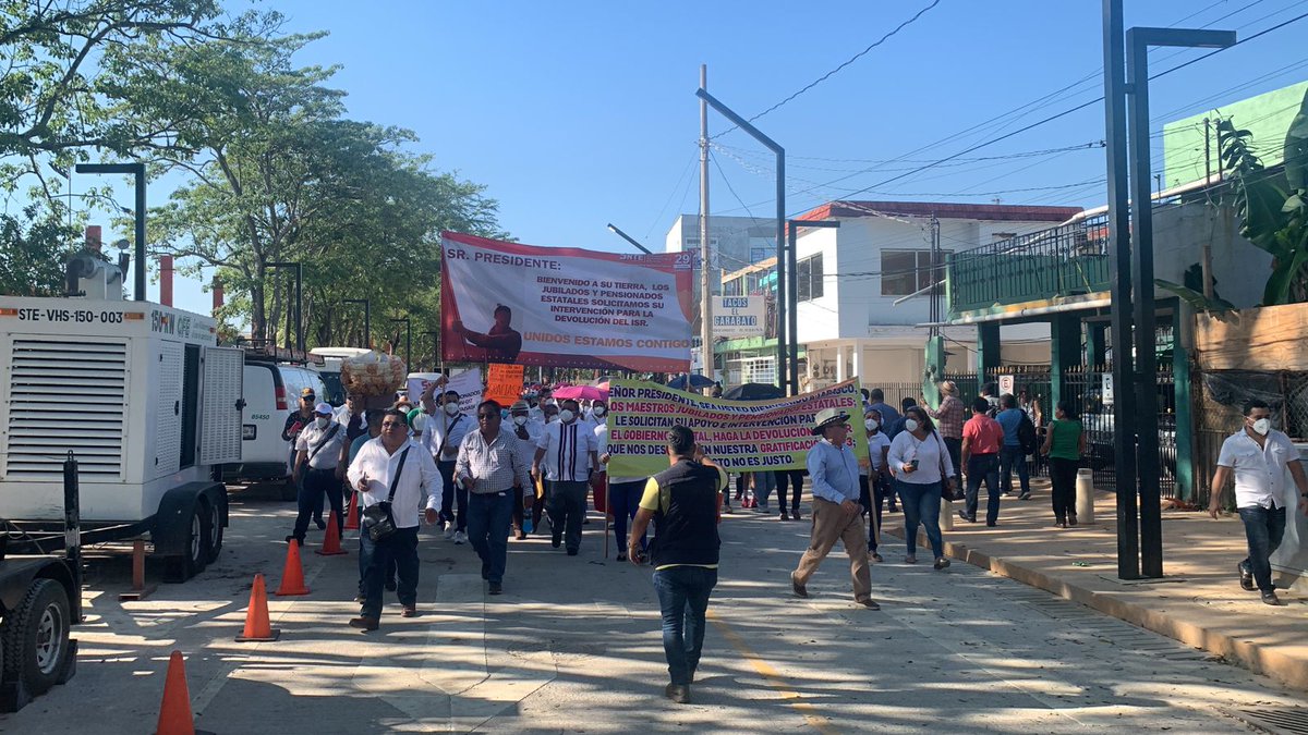 heraldodetab's tweet photo. Trabajadores de la educación adheridos al #SNTE, se manifiestan en el malecón Leandro Rovirosa Wade. Buscan dialogar con #AMLO, para manifestarle su apoyo y pedirle su intervención para que se les devuelva lo que se le ha descontado por concepto de ISR

Fotos: Carlos Pérez https://t.co/cDWYKl1csL