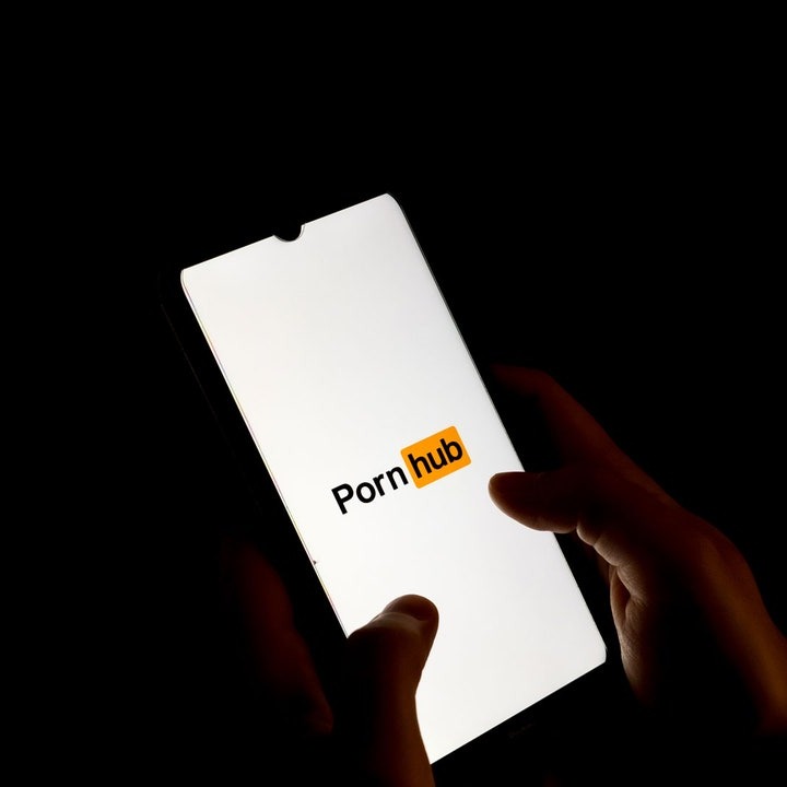 PornHub Year in Review Reveals That 2023 Was Huge for 'Curious Straight Friends' | Them i.mtr.cool/rijdeardkx Glory holes and straight guys are enjoying record popularity.