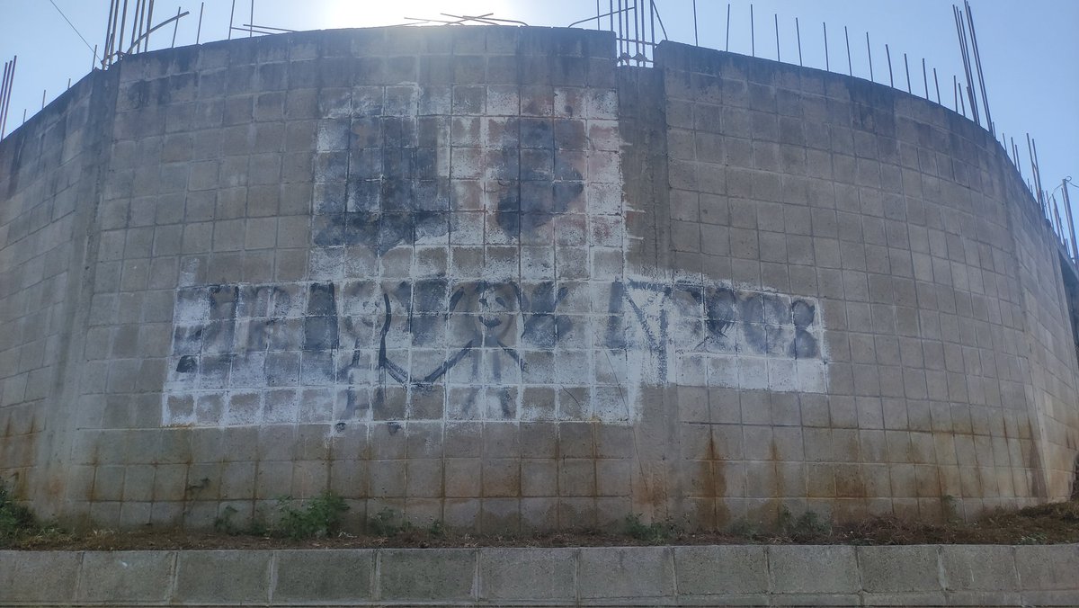 219Jdaniel's tweet image. Todavía hay graffitis que no han sido borrados en totalidad. Cerca de la cancha de cañaberales, San Vicente. 
@ObrasPublicasSV