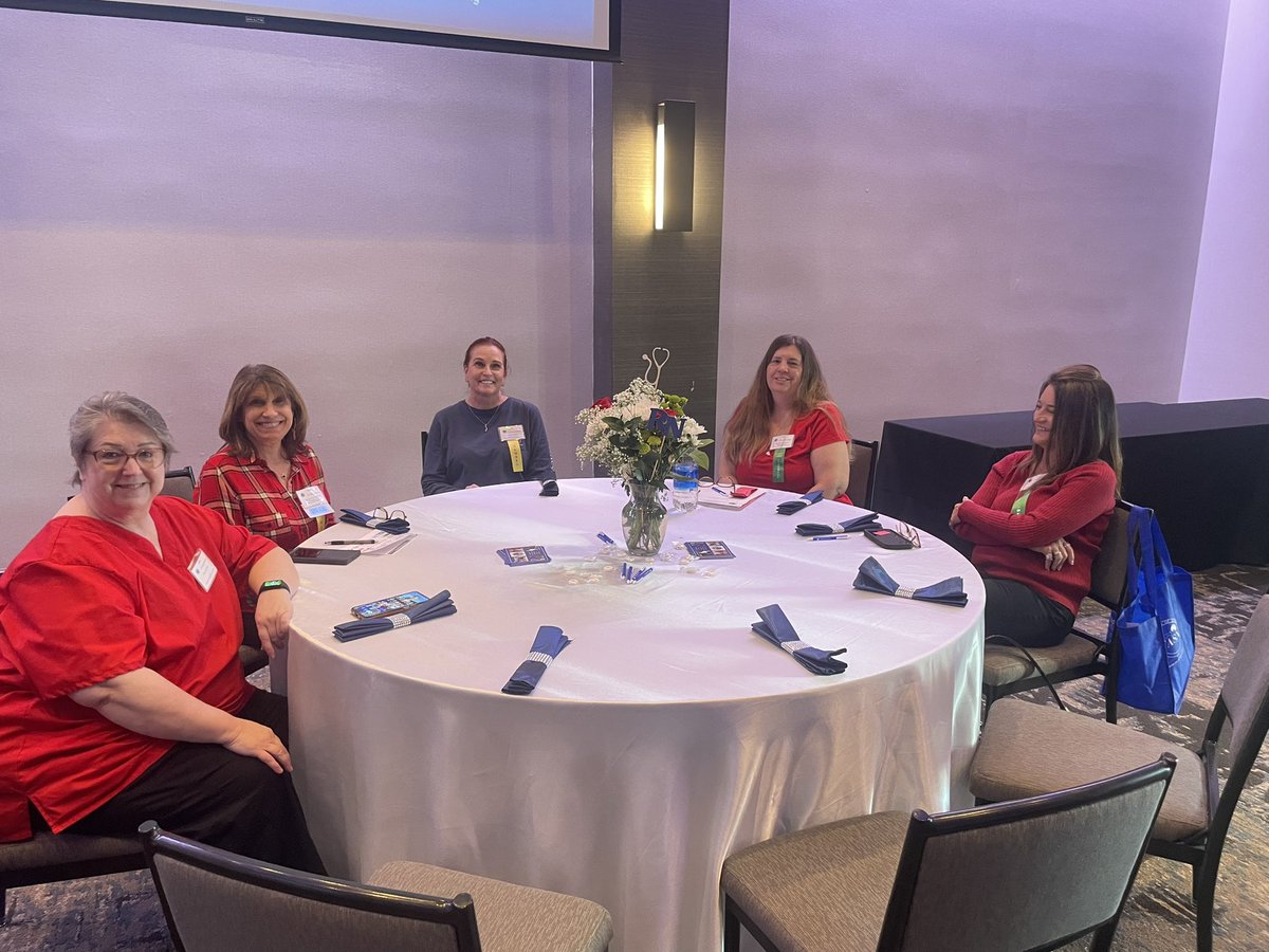 Lkern12's tweet image. Let the learning begin! 🙌🏼Networking with @fasnchatter school nurses! #FASN2024 @schoolnurses