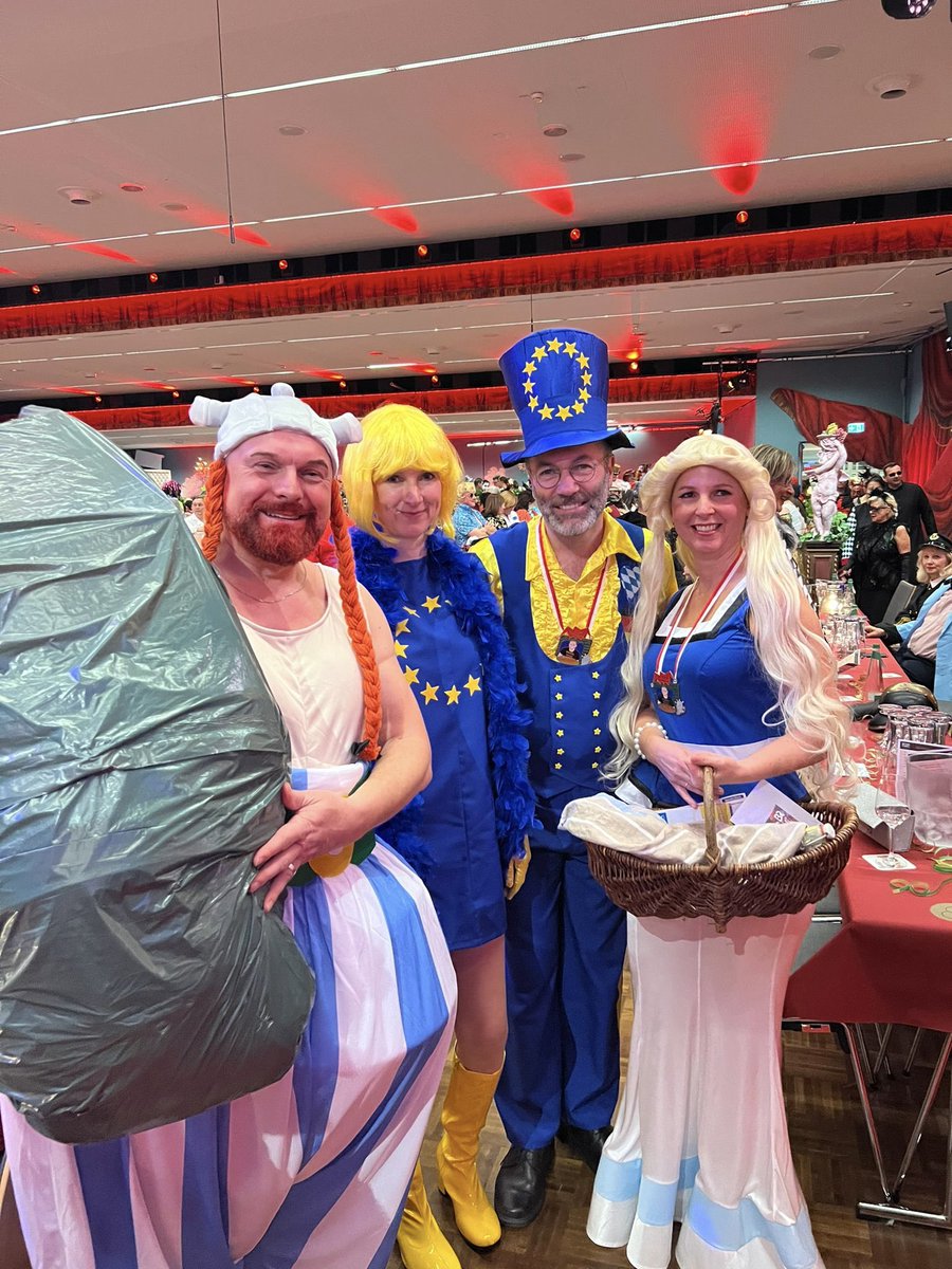 ManfredWeber's tweet photo. Schee war‘s #FastnachtinFranken #FiF #FiF24 #Veitshöchheim https://t.co/CgU6RsSgp5