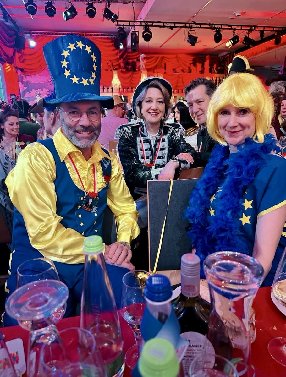 ManfredWeber's tweet photo. Schee war‘s #FastnachtinFranken #FiF #FiF24 #Veitshöchheim https://t.co/CgU6RsSgp5