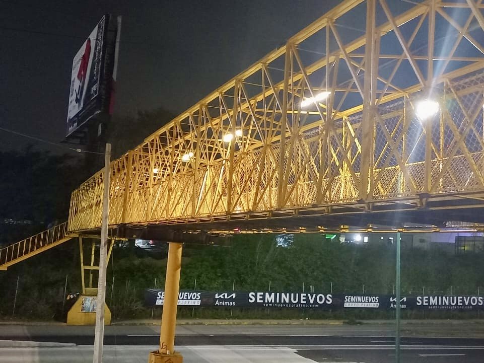 eldemocratamx's tweet photo. 🚧 #Xalapa • Este es el estado del puente de la colonia El Olmo en la zona del recién construido puente de Las Trancas. 

Peatones piden mantenimiento ante el riesgo que corren diariamente 👉🏼 https://t.co/MNfvrHmYlg https://t.co/RA1PCz2Y4d