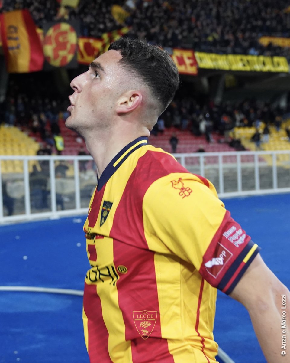 OfficialUSLecce's tweet photo. 🟡🔴 #LecceFiorentina #SerieATIM Ancora una volta Piccoli autore del pareggio sotto la curva allo scadere ! E poi la prima gioia di Patrick Dorgu per la vittoria finale in rimonta #avantilecce https://t.co/orYMXVtsFa