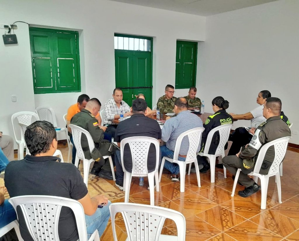 Ejercito_Div5's tweet photo. En #Ambalema, se llevó a cabo Consejo de seguridad, dónde participó el Cdte del Batallón Patriotas de la #SextaBrigada, con el fin de trabajar articuladamente con la autoridad civil, @PoliciaColombia y @FiscaliaCol, para neutralizar el delito del microtráfico.

#PlanAyacucho https://t.co/QJS5tzHtfo