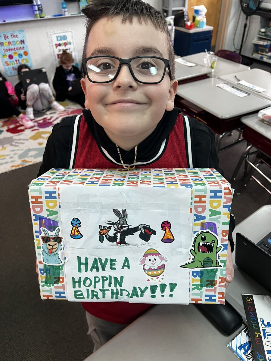 MrKellyOAK's tweet photo. Today we finished part 1 of our annual Birthday Box Project! So blessed to be going on year 3 collaborating with @FranklinFoodPan on this special project! “Everybody deserves to feel special on their birthday” 🎉🎁 @OakStElementary @FranklinPSNews https://t.co/7dKWrs6fNi
