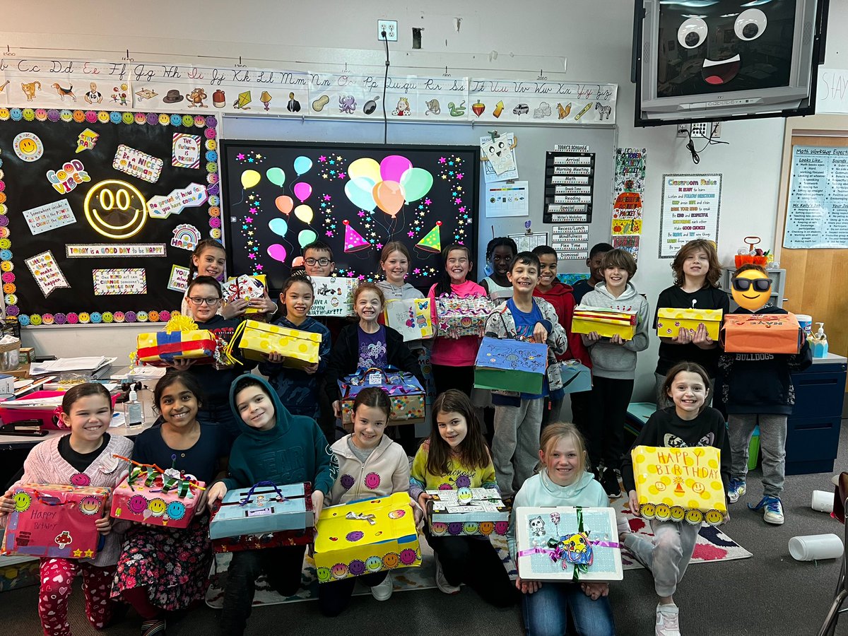 MrKellyOAK's tweet photo. Today we finished part 1 of our annual Birthday Box Project! So blessed to be going on year 3 collaborating with @FranklinFoodPan on this special project! “Everybody deserves to feel special on their birthday” 🎉🎁 @OakStElementary @FranklinPSNews https://t.co/7dKWrs6fNi
