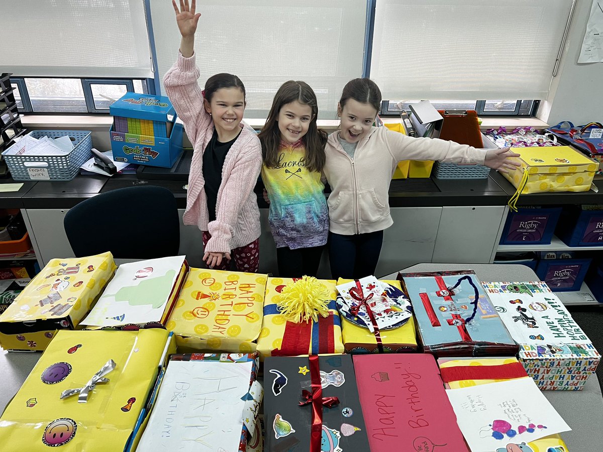MrKellyOAK's tweet photo. Today we finished part 1 of our annual Birthday Box Project! So blessed to be going on year 3 collaborating with @FranklinFoodPan on this special project! “Everybody deserves to feel special on their birthday” 🎉🎁 @OakStElementary @FranklinPSNews https://t.co/7dKWrs6fNi