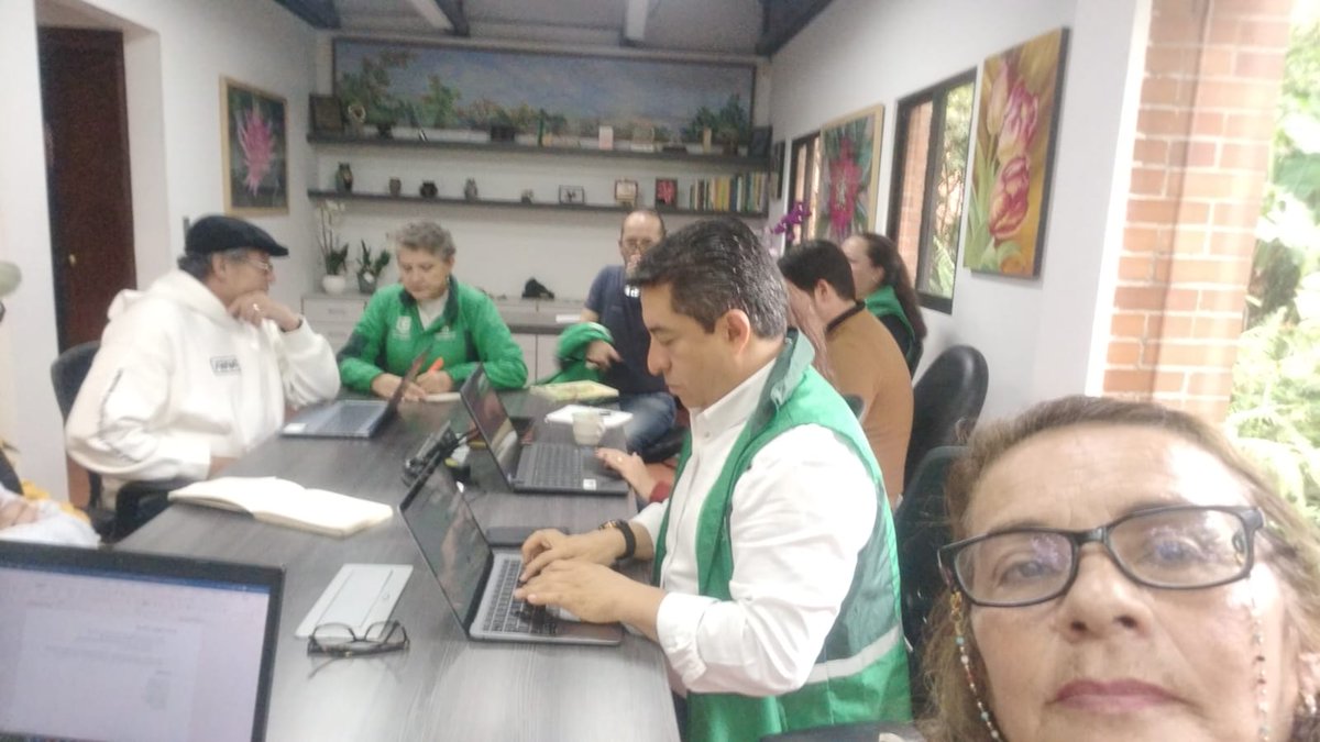 FedeBogotaJAC's tweet photo. Una comisión de la @Fedecomunalbog se reunió con la Directora del @JBotanicoBogota @MLPerdomo a quien se le planteó varias propuestas alrededor de la educación ambiental, reforetación, entre otros asuntos. Esperamos seguir sumando voluntades. https://t.co/HXqz7rYwrO
