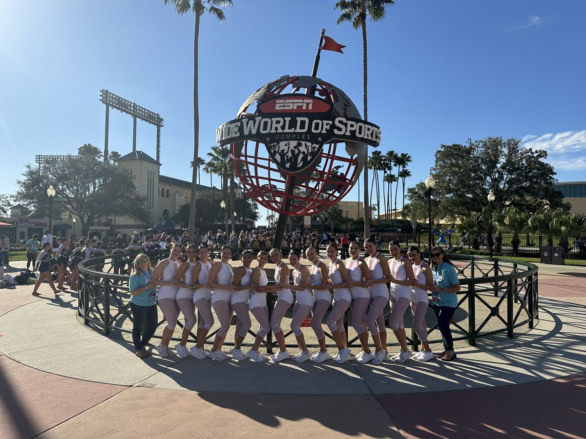 FZSVDT's tweet photo. Dancing at Disney! https://t.co/ozU2cc1oP8
