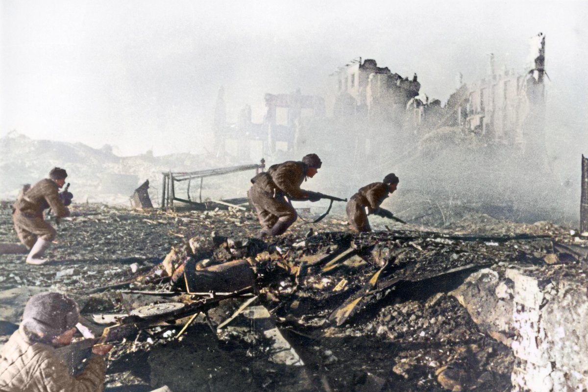 historia_pensar's tweet photo. Há 81 anos, em 02/02/1943, as tropas nazistas se rendiam ao Exército Vermelho encerrando a Batalha de Stalingrado, a mais sangrenta batalha da Segunda Guerra Mundial. A vitória soviética em Stalingrado foi o ponto de virada na Frente Oriental, pondo fim à expansão alemã.

1/26 https://t.co/CU4DelpO2s
