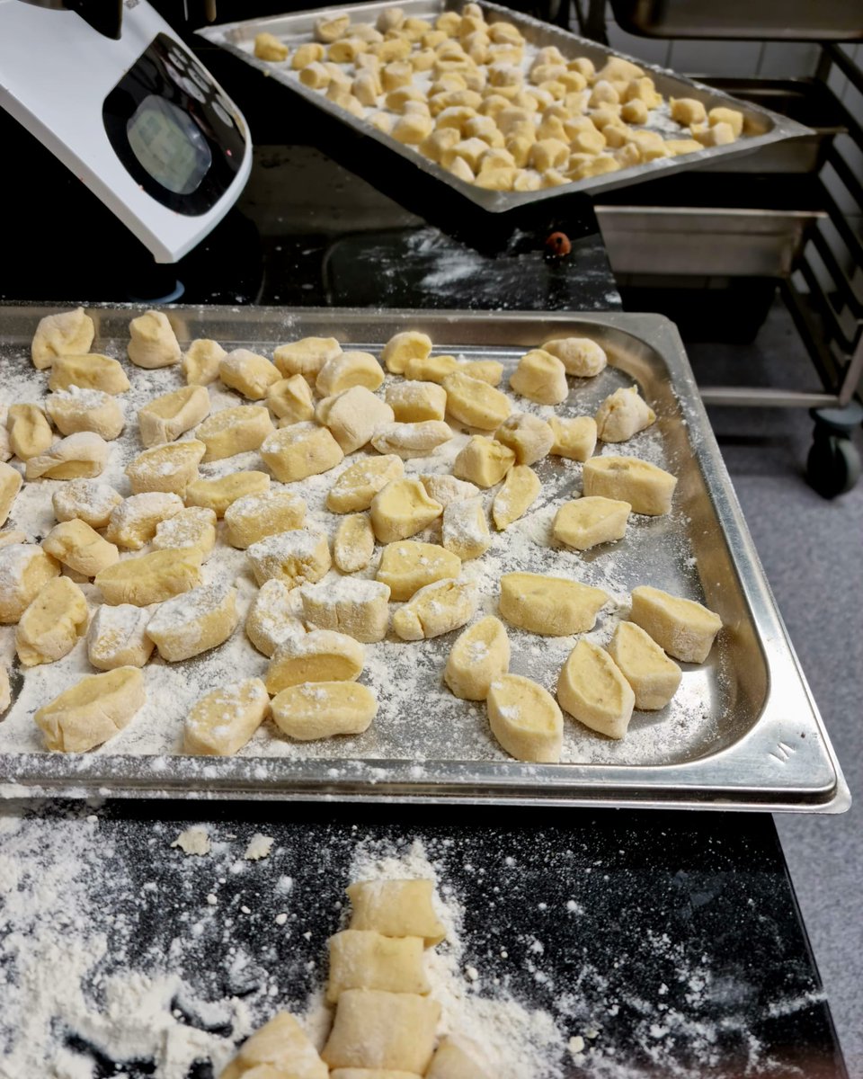 Domace Njoke u sosu od zalfije.  

Moze da se provede malo vise vremena u kuhinji i zato predlazem bas ovo jelo.  

Sastojci za njoke-  450grama krompira (Neoljustenog) 
250gr brasna (tip 00 ili tip 400) 
Kasicica soli
Jedno jaje

Sastojci za sos- 30g maslaca
100ml bujona