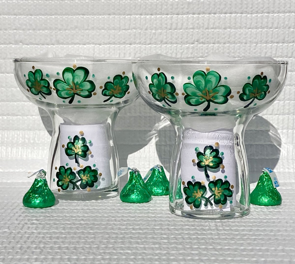 Shamrock cocktail glasses etsy.com/listing/165360… #shamrocks #cocktailglasses #StPatricksDay #SMILEtt23 #irishlasses #CraftBizParty #etsy #etsygifts #etsystore