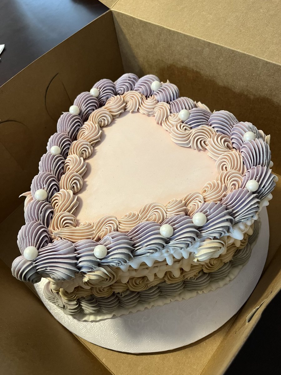 elenameavee's tweet photo. Birthday cake https://t.co/40drSSII4O