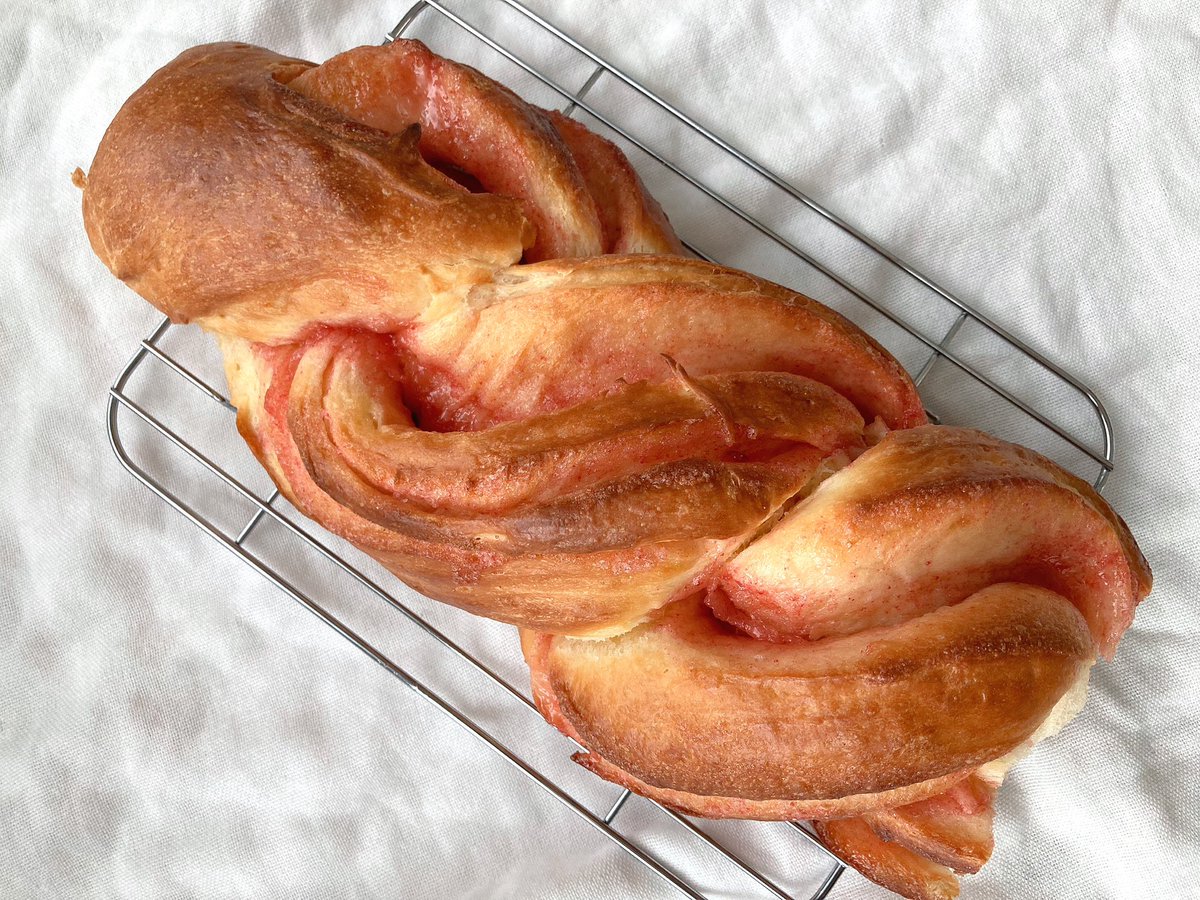 moca308's tweet image. いちごツイストパン。
元々はラック二つ使わないといけないくらい長く出来上がったんだけど(50cm超えくらい？)、焼き立て食べたら止まらなくて1人で20cmは余裕で食べてた🤣
#パン作り #おうちパン #braidedbread