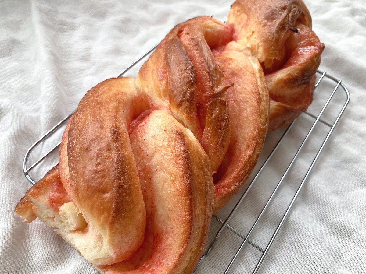 moca308's tweet image. いちごツイストパン。
元々はラック二つ使わないといけないくらい長く出来上がったんだけど(50cm超えくらい？)、焼き立て食べたら止まらなくて1人で20cmは余裕で食べてた🤣
#パン作り #おうちパン #braidedbread