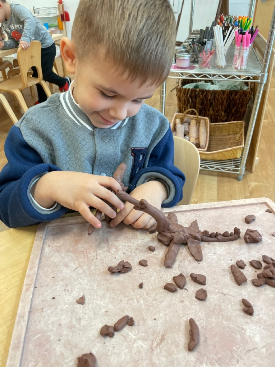 🎨🐊 Working with clay is more than just fun, it's a way to develop fine motor skills and ignite creativity! Our 3s students blew us away with their detailed 'alligator' creation. 🙌 #ClayPlay 

#FineMotorSkills #InspiredByAlligators #ReggioEmilia #KLASchools 💚🎉