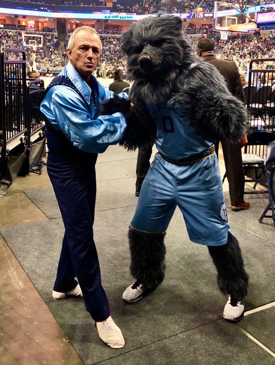 amazingsladek's tweet photo. #GrizzvsGSW 8CT. So happy to be back in #GrindCity at #Halftime as @MemGrizz #GrizzNation play @NBA #basketball vs @warriors #DubNation @FedExForum #GoGrizz #amazingsladek #AmericasOldest #DareDevil #Acrobat #TowerOfChairs #ItsALLForTheFANS Can't wait to see my old pal @Grizz!!! https://t.co/cpFjTnkqHC