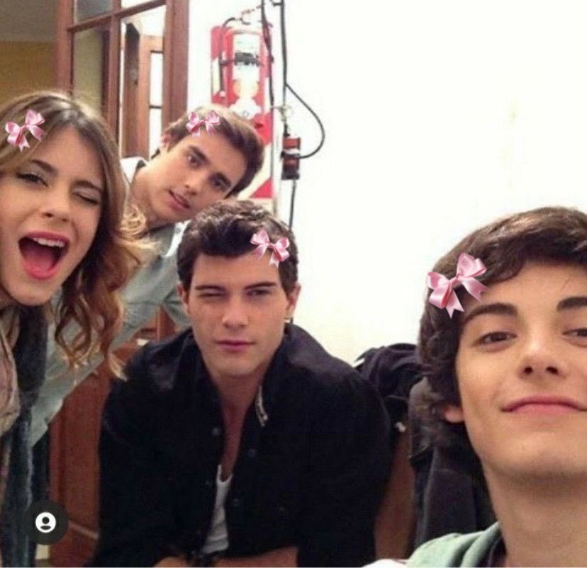 parktinist's tweet photo. personagens de violetta reagindo a “mãe” “pai” tô coquette ? — a thread https://t.co/nEOwj8GGn5