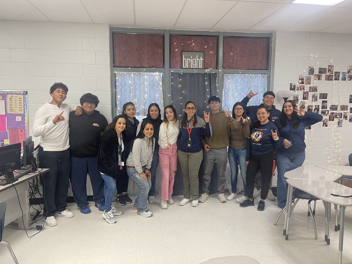 NormaD_2017's tweet photo. “Our fingerprints don’t fade from the lives we touch”… MVHS Lobos will miss you Ms. De Santiago!!Best wishes for an amazing journey ahead. https://t.co/uUNMOGR9e1