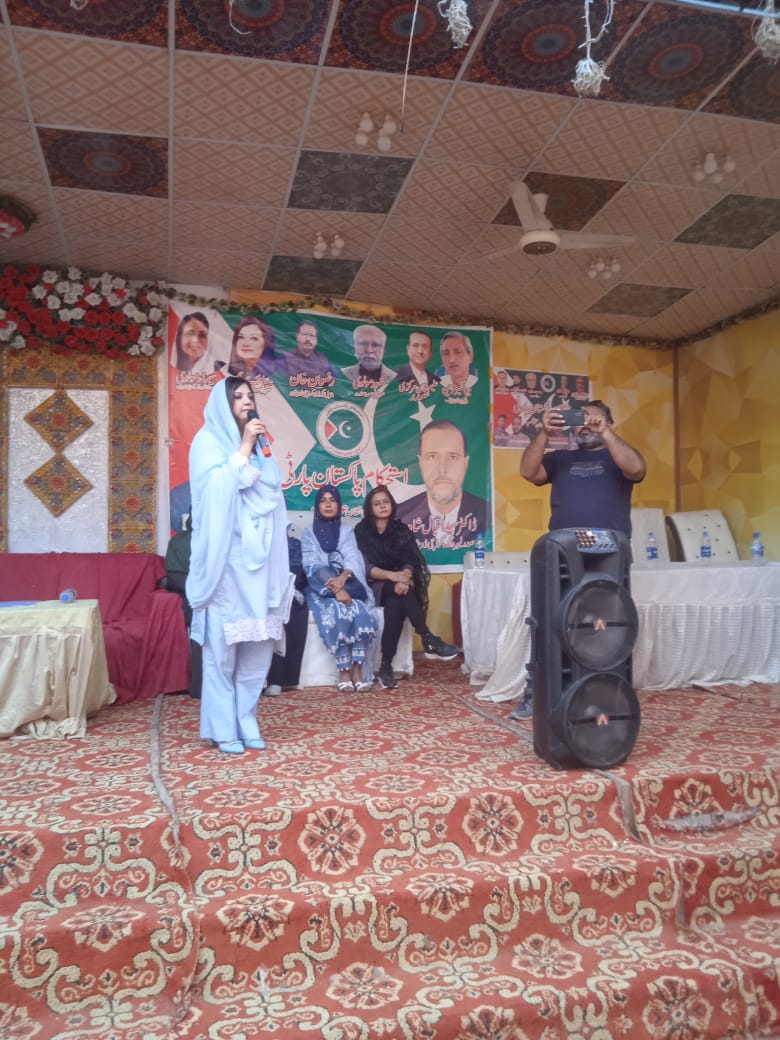 SymaNadeem_IPP's tweet photo. لیبر ونگ کی وساطت سے صدر اقبال شاہ اور انکی ٹیم کی جانب سے 100خواتین اور 50 مرد پولنگ ایجنٹس کی تربیت کا انتظام کیا گیا ۔  جس کی تقریب لانڈھی شیر پاؤ میں رکھی گئی. https://t.co/ibwyXDY31U