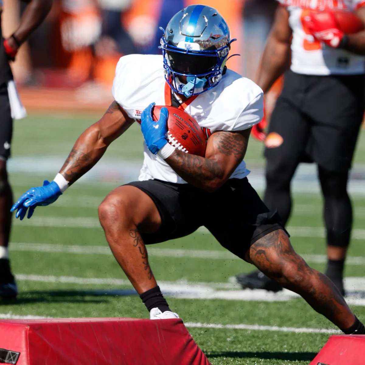 PhenomElite's tweet photo. More Senior Bowl action with Kentucky RB Ray Davis. He has been making plays all week in the Royal Blue VPS4s. 🧤 #ProLabel #FootballGloves https://t.co/pbcmAryyY9