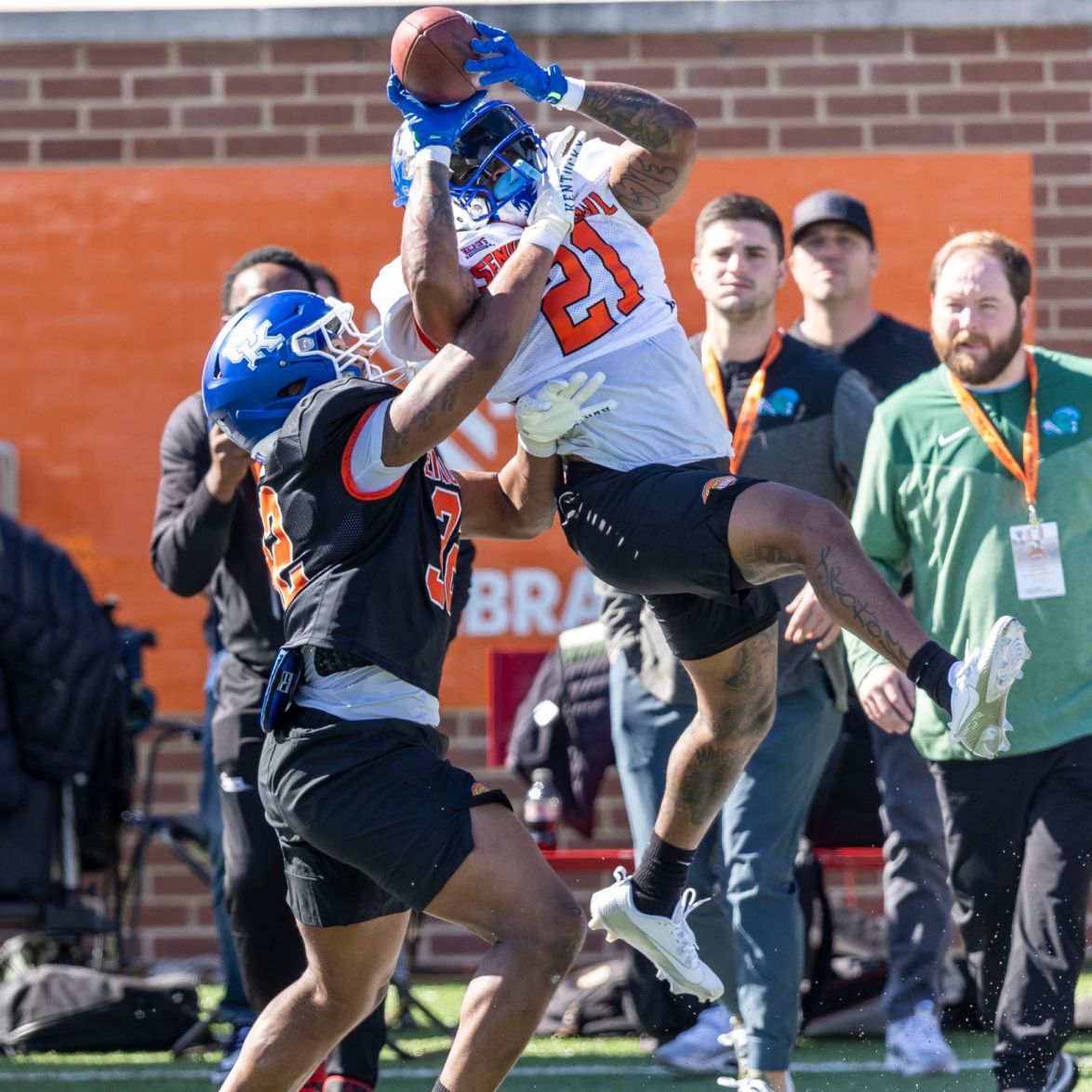 PhenomElite's tweet photo. More Senior Bowl action with Kentucky RB Ray Davis. He has been making plays all week in the Royal Blue VPS4s. 🧤 #ProLabel #FootballGloves https://t.co/pbcmAryyY9
