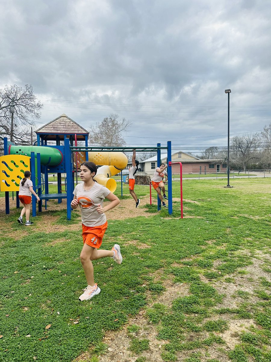 HaleyRGarza's tweet photo. Friday Fun Day with my 7th grade girls!🤘🏼
Had a fun workout planned today that included tricep dips, running up and going down 20 slides, some monkey bars, and ended with a jog back to the school to have some yummy popcicles😋🛝🙉🏃🏻‍♀️ https://t.co/KAy0NANNwO