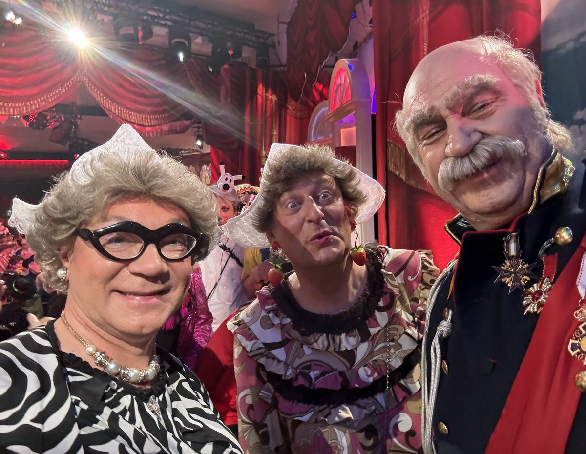 Markus_Soeder's tweet photo. Es war ein wunderbarer Abend bei der diesjährigen #FastnachtinFranken! Ein herzliches Dankeschön an alle Künstlerinnen und Künstler! #fif #fif24 https://t.co/5FF3XDaEqy