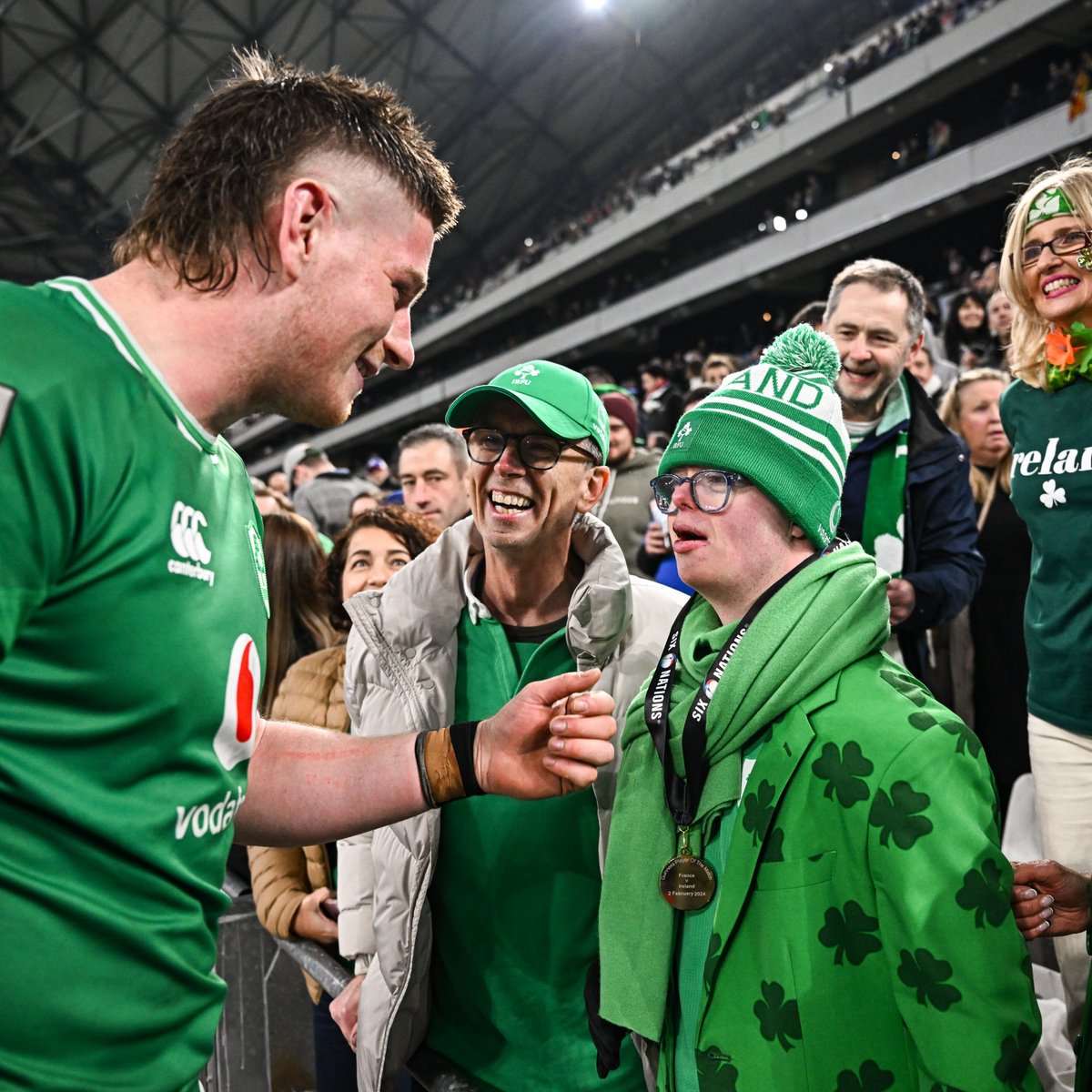 Joe McCarthy gives his man of the match medal to his brother, Andrew 🏅♥️ What a superb moment, and a lovely @sportsfile snap 📸