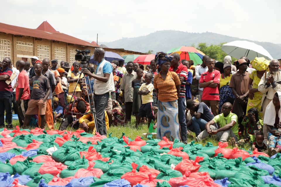 Datus Nyandwi, Directeur de Cabinet du 1er Ministre a remercié la province de Sichuan #Chine pour avoir contribué dans l'assistance de ces sinistrés des innondations en zone Ndava, commune Buganda <a href="/CibitokeProv/">Province Cibitoke</a> . Mme l'Amb. de Chine au #Burundi avait aussi répondu au rendez-vous.