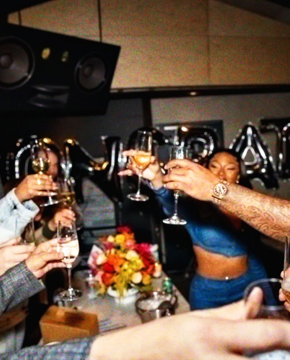 TINA SNOW (@theestallion) on Twitter photo Thank you GOD 🙏🏽 Hotties today HISSTORY was made !!! Today I signed a distribution deal with my new family <a href="/warnermusic/">Warner Music Group</a> where I maintain my INDEPENDENCE as an artist anddd OWN MY MASTERS AND PUBLISHING 🔥🔥🔥🔥 This is thee first deal of its kind !!! I hope artist still on the Thank you GOD 🙏🏽 Hotties today HISSTORY was made !!! Today I signed a distribution deal with my new family <a href="/warnermusic/">Warner Music Group</a> where I maintain my INDEPENDENCE as an artist anddd OWN MY MASTERS AND PUBLISHING 🔥🔥🔥🔥 This is thee first deal of its kind !!! I hope artist still on the