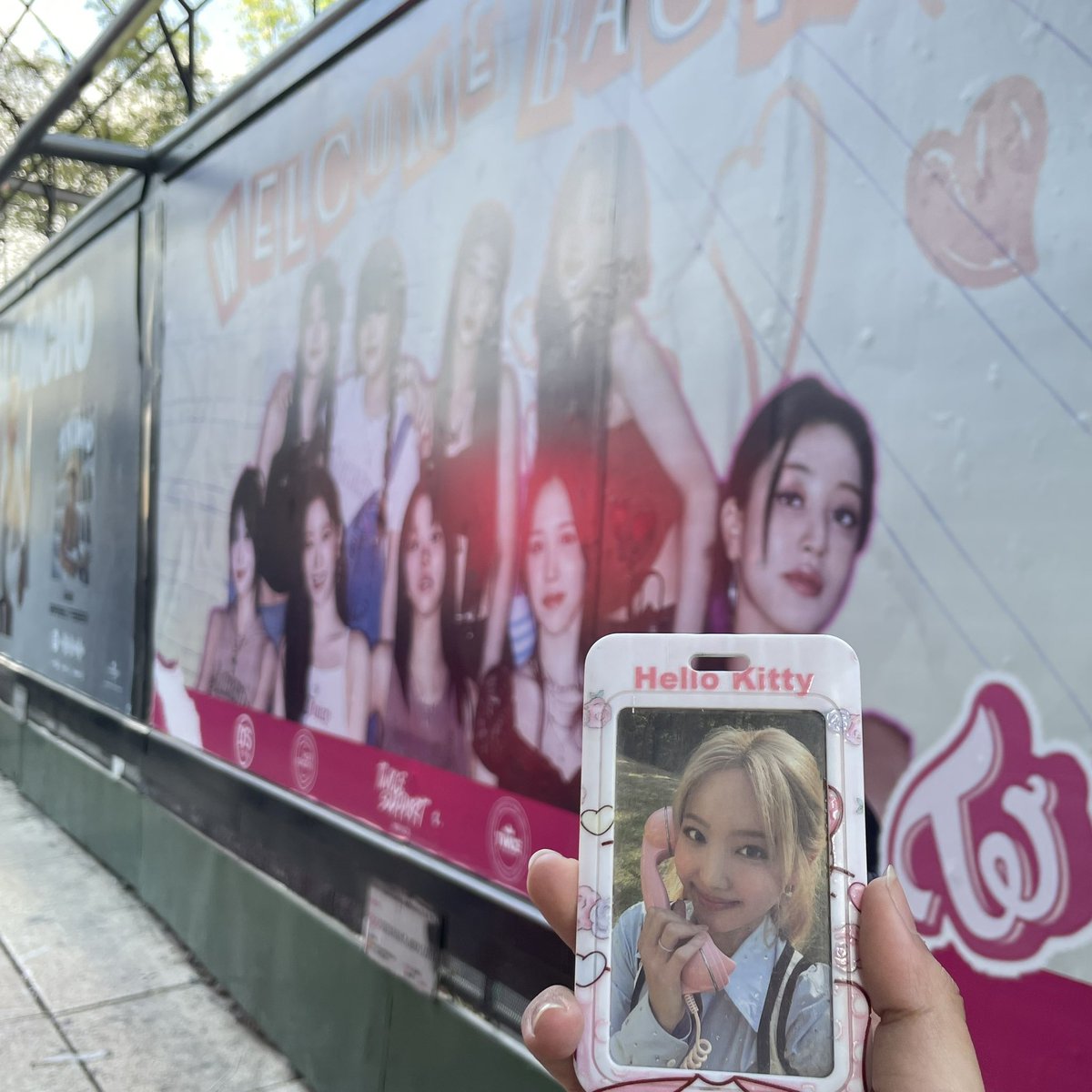 nayeonuvita's tweet image. Hoy las vi en una publicidad, mañana en el escenario 🥹 LAS AMO DIOS #ReadytoShow #ReadytobeONCE #ReadyToBeMéxico #TWICE_5TH_WORLD_TOUR_MEXICO #TWICE @TwiceSupport_MX @TWICEMexicoFC