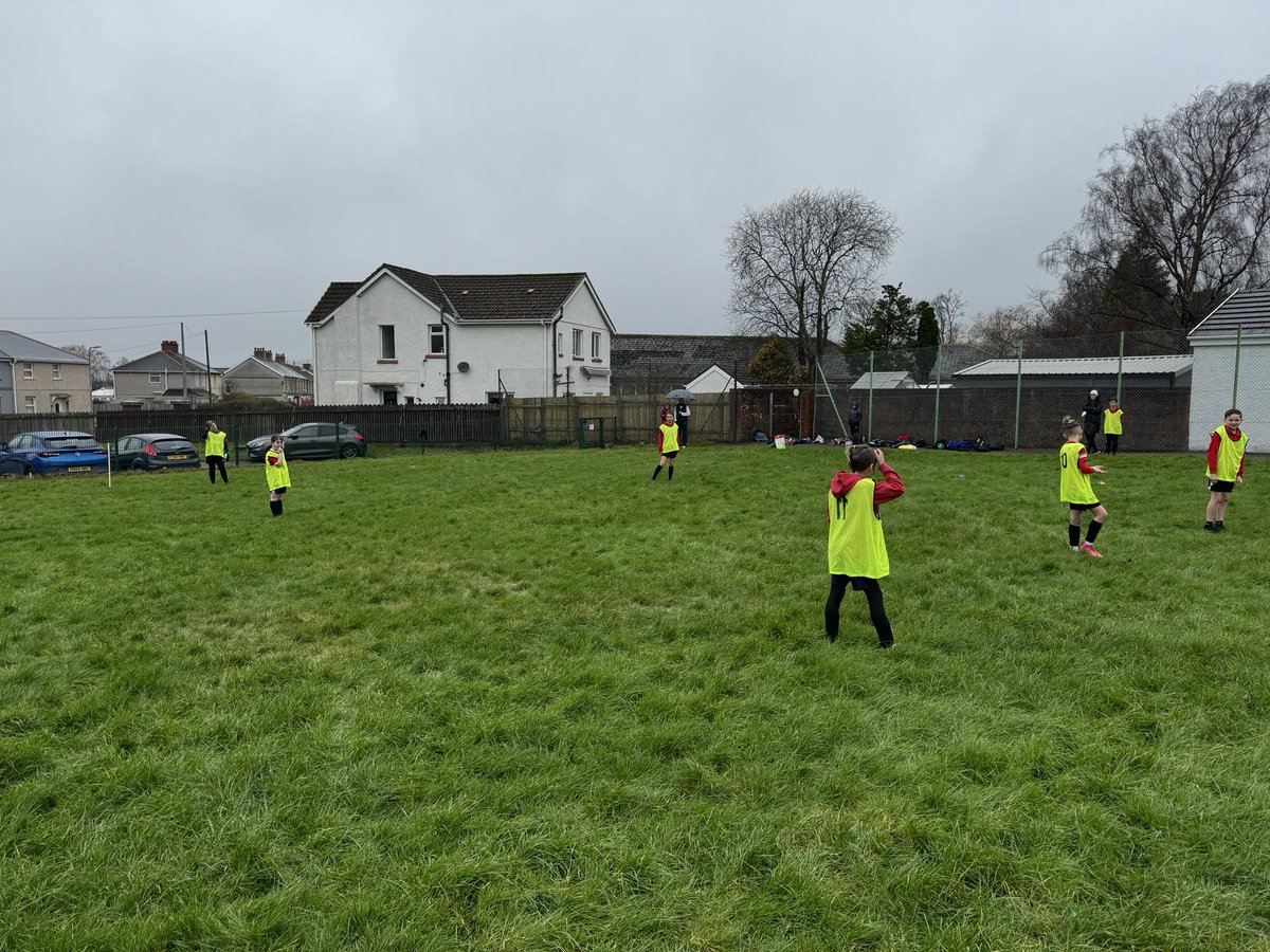 CatwgPrimary's tweet photo. Year 5 and 6 had a great afternoon playing football with pupils from @GnollPrimary. Thank you for hosting us! #CatwgWellbeing https://t.co/oSiCJc5U87