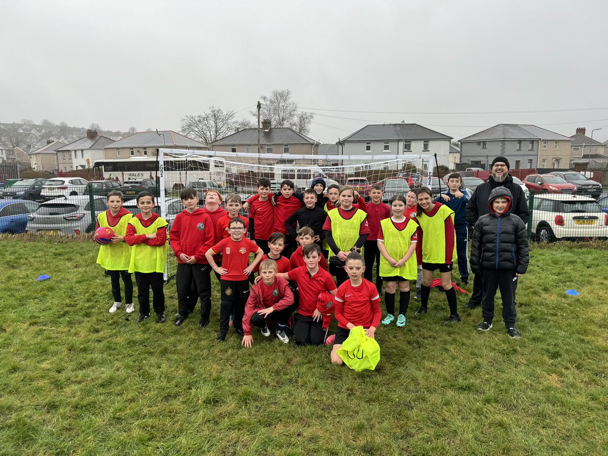 CatwgPrimary's tweet photo. Year 5 and 6 had a great afternoon playing football with pupils from @GnollPrimary. Thank you for hosting us! #CatwgWellbeing https://t.co/oSiCJc5U87