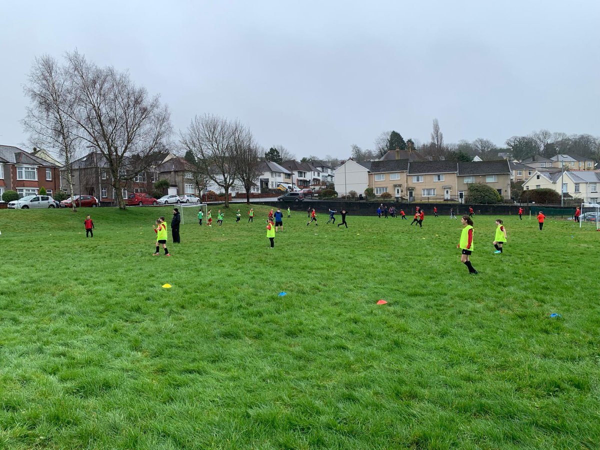 CatwgPrimary's tweet photo. Year 5 and 6 had a great afternoon playing football with pupils from @GnollPrimary. Thank you for hosting us! #CatwgWellbeing https://t.co/oSiCJc5U87