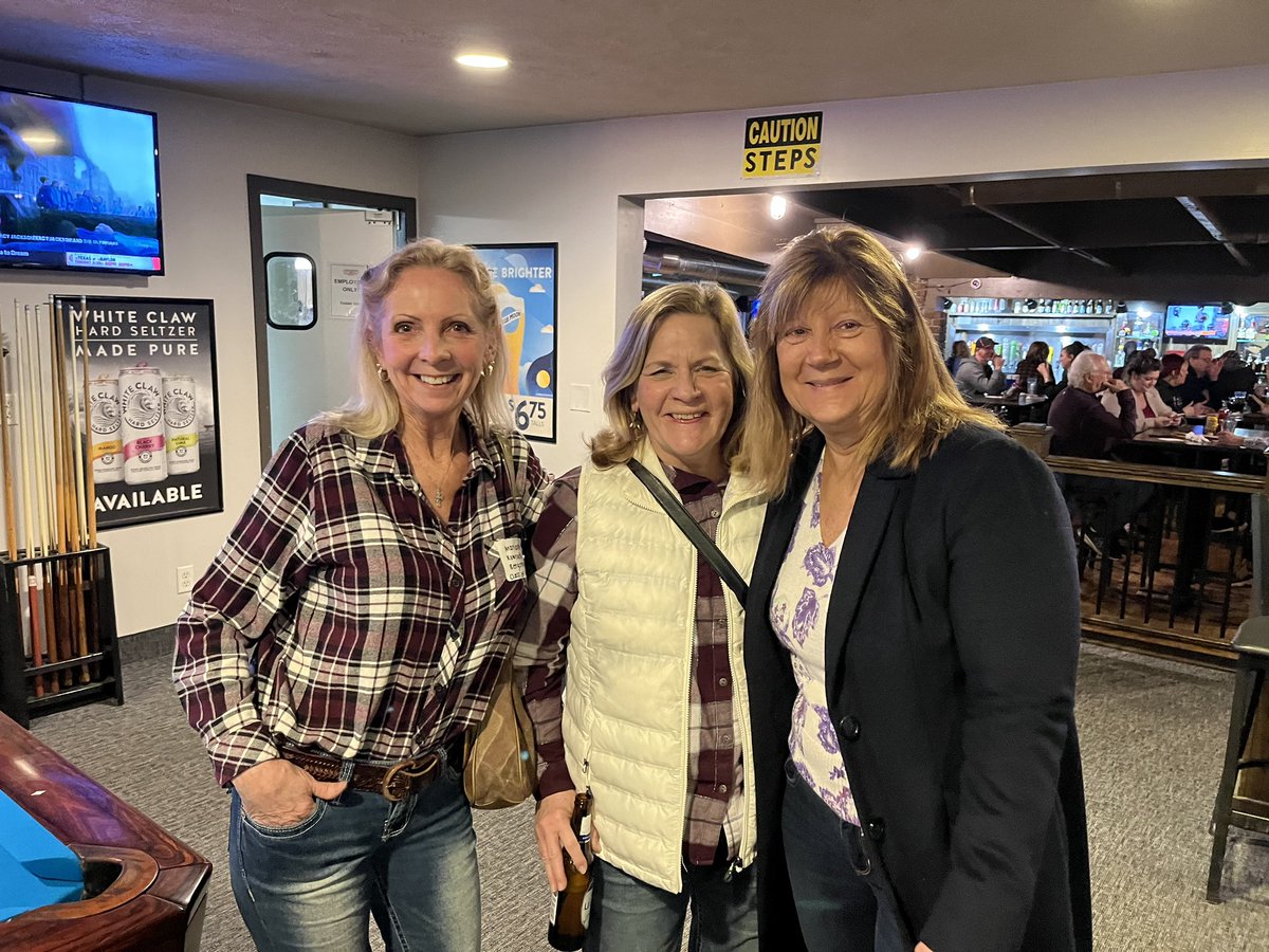 GRWestCatholic's tweet image. Thanks to all who joined us last night for our alumni networking event! We love spending time with our #ForeverFalcons and hearing about what they&apos;ve been up to since graduating from WC.

For future event invites, be sure to update your contact info at grwestcatholic.org/alumni.