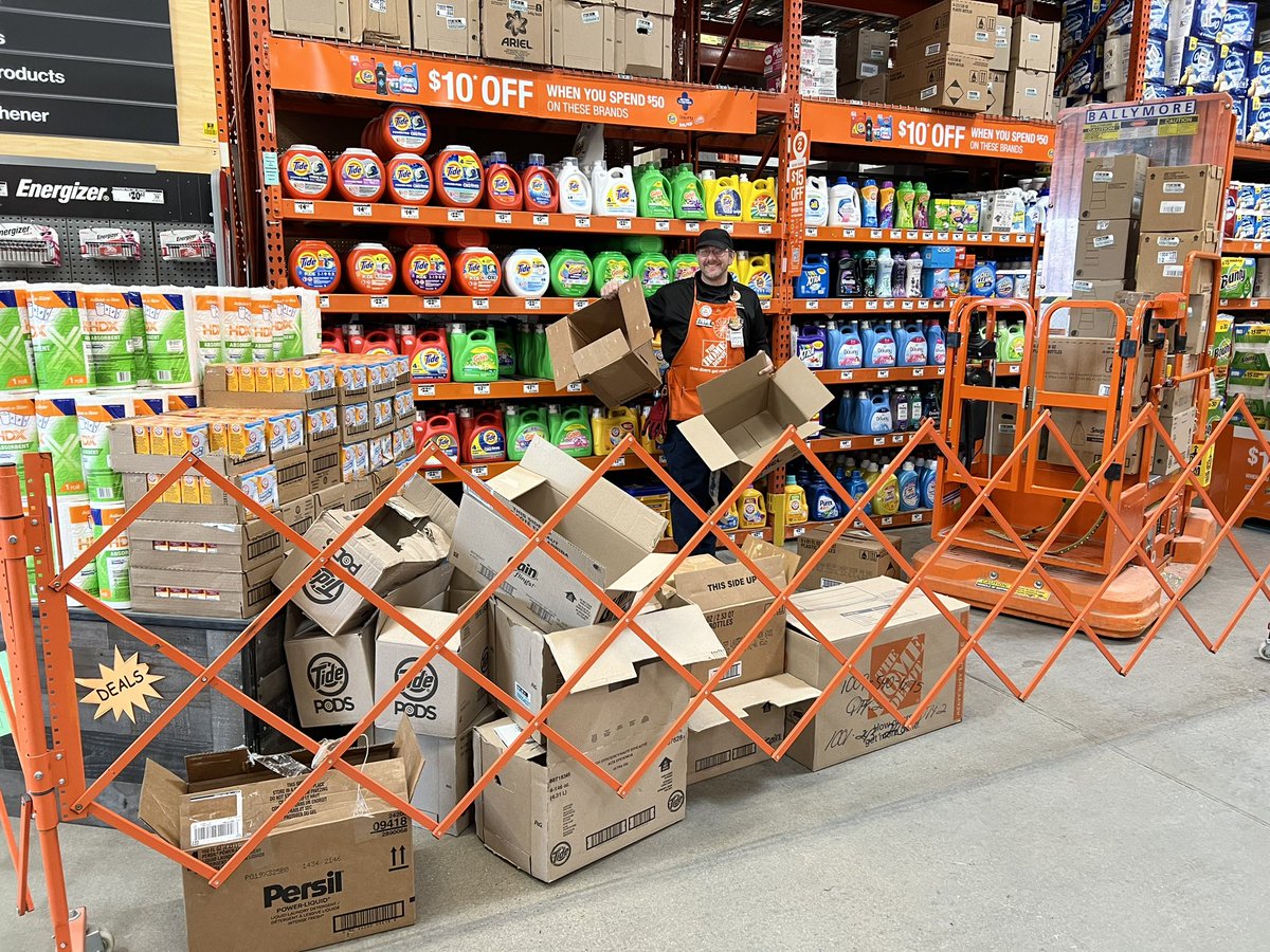 D28 DS Evans, Steve L (US) #LeadingByExample doing a power Packdown in the cleaning aisle. Love the energy and this is perfect for the #CardboardChallenge 📦 Keep up the good work, and thank you for all you do! #2501
@GBHD2501 @Katrina_Zeger