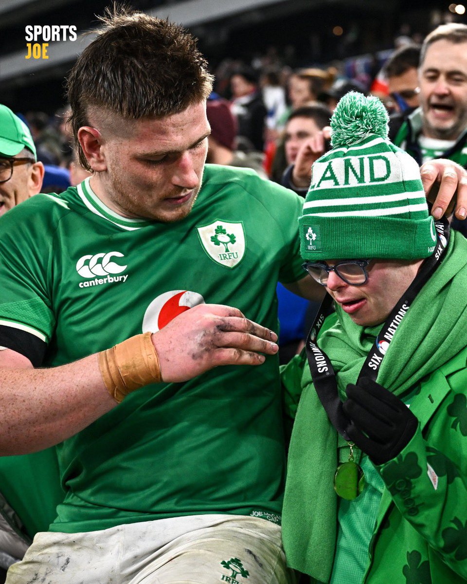 Joe McCarthy gives his man of the match award to his brother Andrew ☘👏