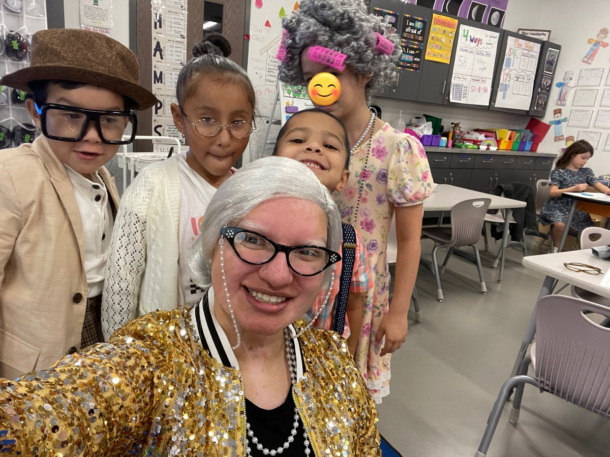 ACasanova_Edu's tweet photo. Happy 100th day of school! 👵🏻 https://t.co/skx5jYv3PP