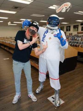 Scottwalmer3's tweet photo. @ace_frehley Yo ACE, I'm ready to blast off! 🚀 I was hoping you approve of my space suit and helmet. I fashioned it after your tastes. I'm The KISS ARMY KNIGHT, and a life long fan. Looking forward to meeting you someday. I'll pony up the bucks because you've made me happy w/your music. 🛡️👽 https://t.co/cWEABsKbW2