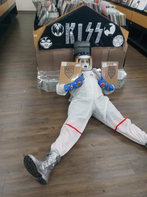 Scottwalmer3's tweet photo. @ace_frehley Yo ACE, I'm ready to blast off! 🚀 I was hoping you approve of my space suit and helmet. I fashioned it after your tastes. I'm The KISS ARMY KNIGHT, and a life long fan. Looking forward to meeting you someday. I'll pony up the bucks because you've made me happy w/your music. 🛡️👽 https://t.co/cWEABsKbW2