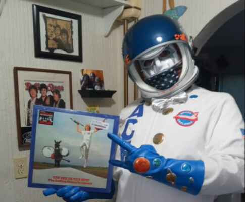 Scottwalmer3's tweet photo. @ace_frehley Yo ACE, I'm ready to blast off! 🚀 I was hoping you approve of my space suit and helmet. I fashioned it after your tastes. I'm The KISS ARMY KNIGHT, and a life long fan. Looking forward to meeting you someday. I'll pony up the bucks because you've made me happy w/your music. 🛡️👽 https://t.co/cWEABsKbW2