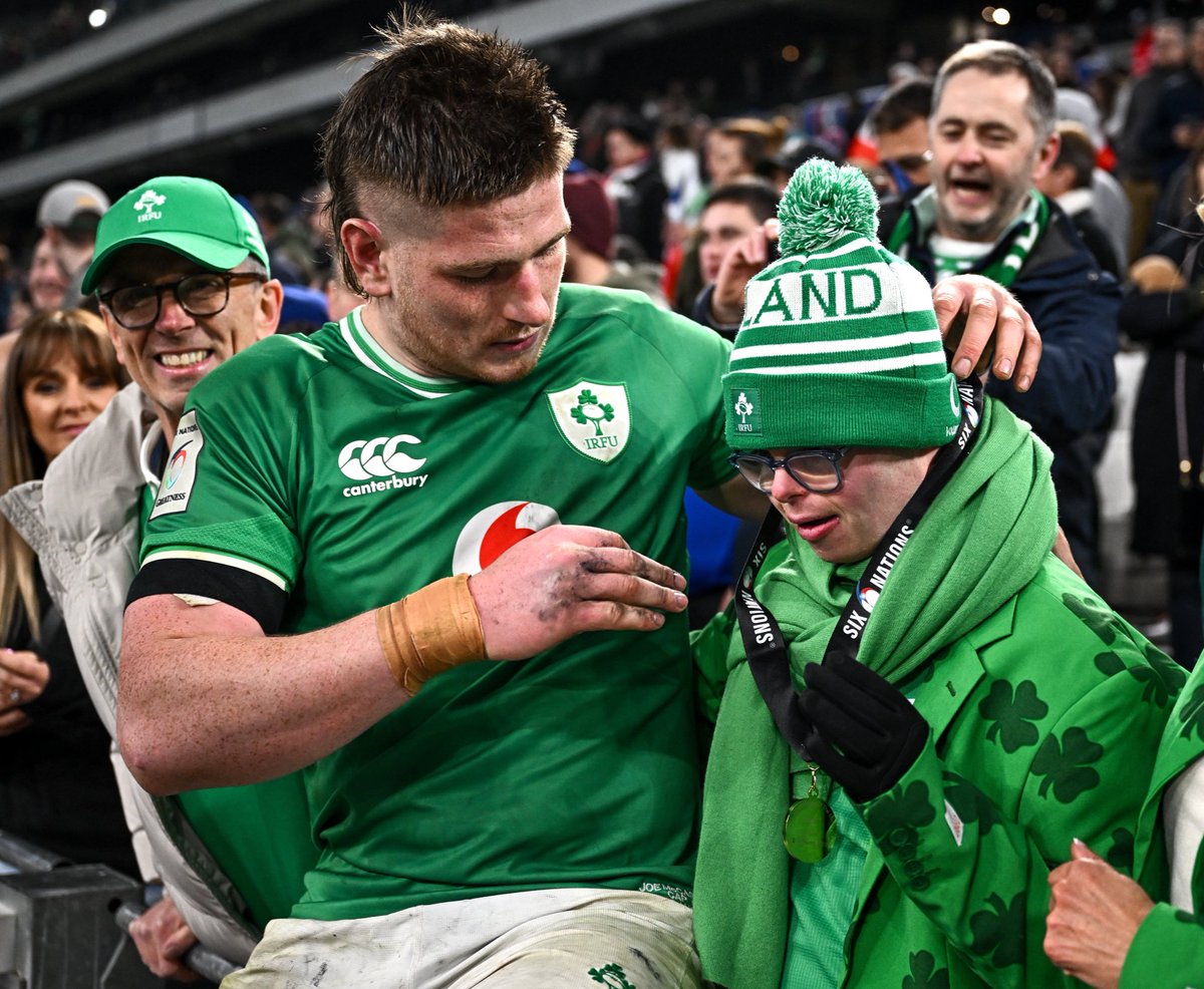 leinsterrugby's tweet image. The McCarthys 💙💚

What a night for Big Joe 🤩

And a special night for Andrew taking the 🏅 home for his brother 💚

Our @EnergiaEnergy Culture Captain on tour in Marseille supporting his younger brother ☘️

#FromTheGroundUp #FRAvIRE