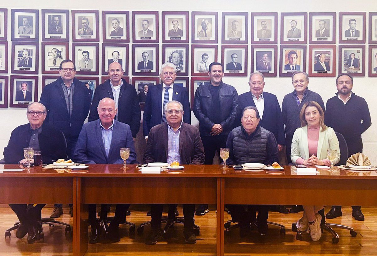 Los expresidentes de <a href="/cicegGTO/">Cámara del Calzado</a> sostuvimos una fructífera reunión con el actual presidente, Mauricio Blas Battaglia Velázquez, para abordar asuntos cruciales relacionados con el sector calzado. Juntos, avanzamos hacia el fortalecimiento y desarrollo de nuestra industria.