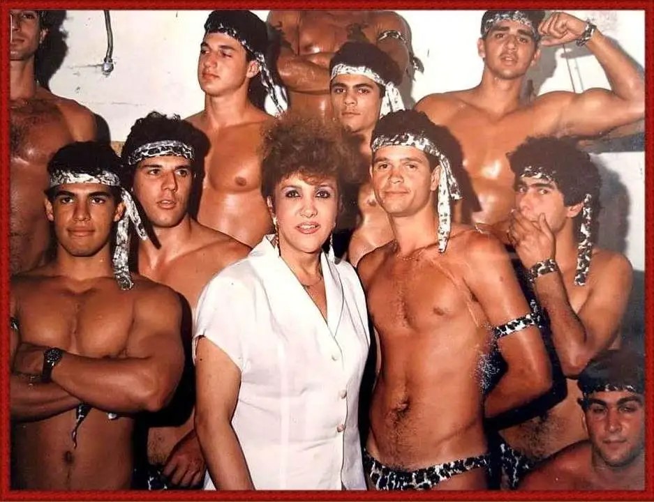 você sabia que a primeira boate legitimamente LGBT+ do Brasil foi aberta por uma mulher trans bem no meio da Ditadura Militar??

poisé, segue o fio pra conhecer um pouco a Condessa Mônica e seu reduto pessoal: a Nostro Mondo! 🏳️‍⚧️

#visibilidadetrans

🧶